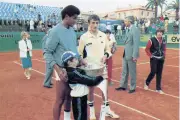 Yannick Noah inaugure le court central à son nom au Nice LTC