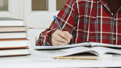 À 43 ans, ce père de huit enfants quitte son bar pour la fac