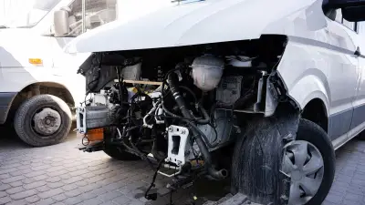 A7 : capot de minibus projeté sur une Mercedes, six blessés