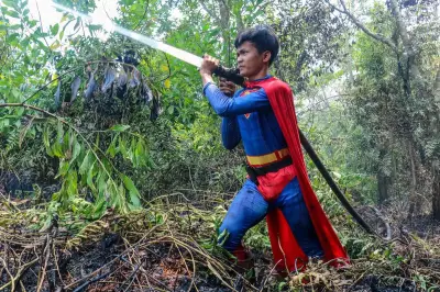 Adolescent déguisé en Superman lutte contre les incendies en Indonésie