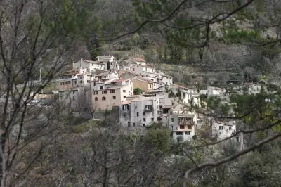 Aiglun : histoire, auberge et forteresse troglodyte
