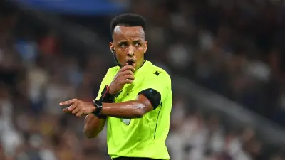 Arbitre somalien Omar Artan dirige la Supercoupe après son refoulement
