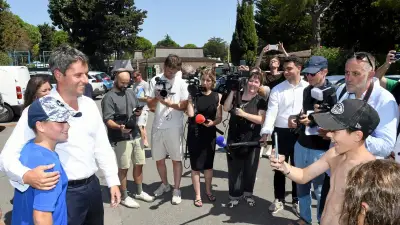Attal en campagne à La Grande-Motte : « Les autres candidats sont en vacances, pas moi »