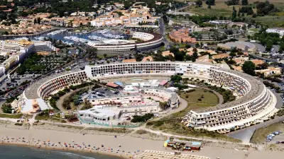 Au Cap d'Agde, la nudité est la règle mais des codes implicites existent