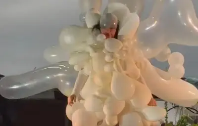 Björk en robe de ballons blancs pour une éclipse en Islande