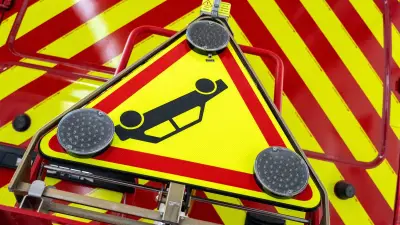 Béziers : un septuagénaire percute un abribus, une femme grièvement blessée