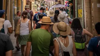Canicule à Millau : les commerçants hésitent à changer leurs horaires