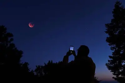 Éclipse du 12 août : photographier avec son téléphone, un risque pour l'objectif