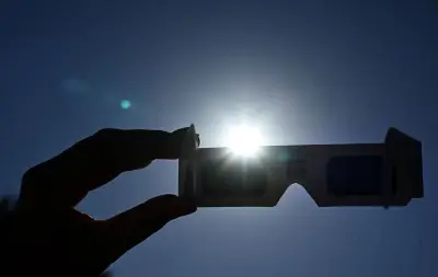 Éclipse solaire imminente : coût des canicules, incendie dans le Pas-de-Calais
