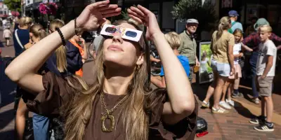 Éclipse solaire : les files d'attente s'allongent devant les opticiens