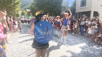 Corso fleuri de Mende : pluie de confettis et hommage aux pompiers