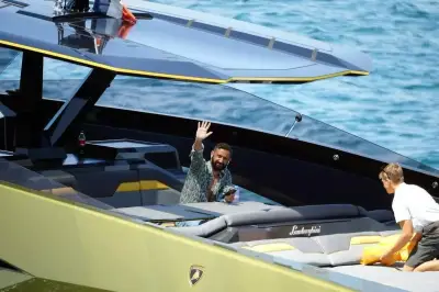 Cyril Hanouna et Shana Loustau inséparables à Saint-Tropez