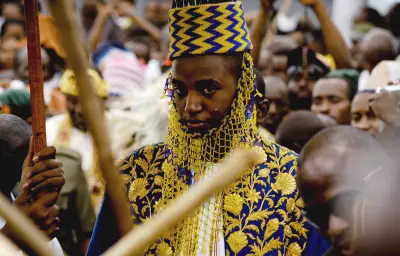 Décès d'Oyo Rukidi IV, roi ougandais sacré à 3 ans, à 34 ans