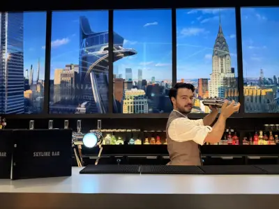 De l'informatique aux cocktails Marvel : le parcours inattendu de Cédric Bontemps, bartender à Disneyland Paris