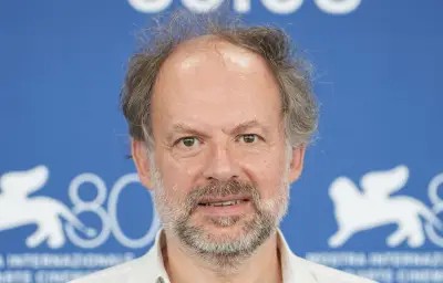 Denis Podalydès poursuit une chaîne YouTube à la voix clonée par IA