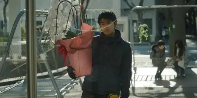 Des fleurs pour Tokyo : retrouvailles amères dans le dédale de la capitale japonaise