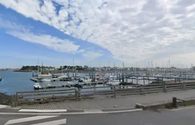 Deux morts après une chute de voiture dans le port de Port-Louis