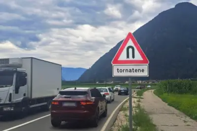 Dolomites : un artiste modifie des panneaux pour dénoncer le surtourisme