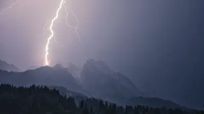 Foudre sur le GR 10 : deux randonneurs en danger vital
