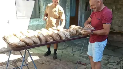Fête du pain à La Brousse : le four du village rassemble toutes les générations