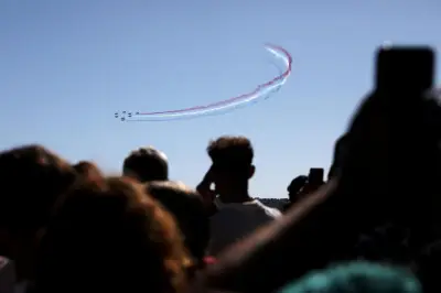 Fumigènes tricolores à Nice : la Patrouille de France remercie l'aéroport