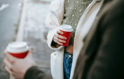 Gobelets à café : des milliers de microplastiques libérés par la chaleur