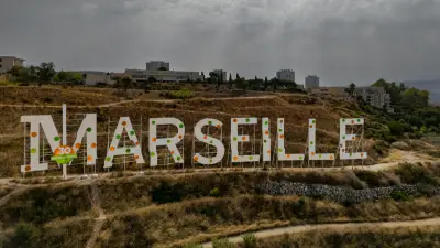 Grand Littoral fête ses 30 ans avec des lettres colorées à Marseille