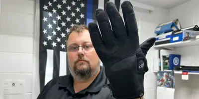 ICE équipe ses agents de gants électriques, inquiétudes sur les abus