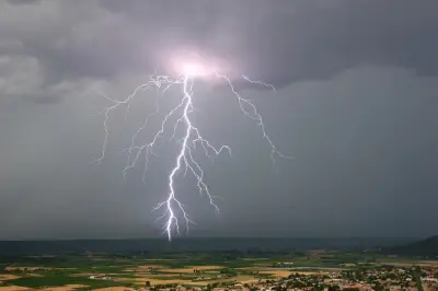 Incendies en Gironde et dans le Var : situation stable, alerte orages