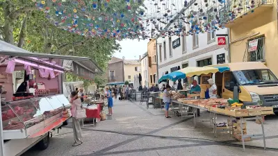 Le marché du jeudi anime la place du Général-de-Gaulle à Pomérols