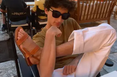 Les sandales de l’audace : ne plus craindre de montrer ses pieds