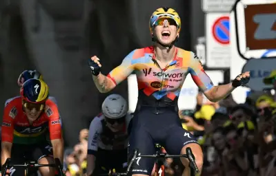 Lorena Wiebes s'impose à Lausanne et endosse le maillot jaune