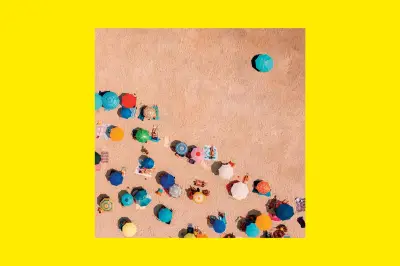 Loris, 22 ans, a une stratégie anti-enfants et anti-soleil à la plage