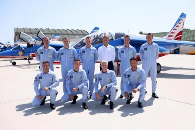 Macron rencontre la Patrouille de France à Hyères
