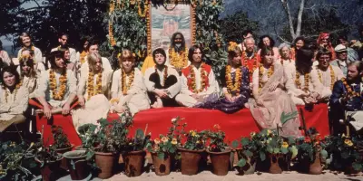 Maharishi Mahesh Yogi : le gourou des Beatles qui a séduit la génération hippie
