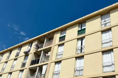 Maltraitance à Nîmes : la mère nie et parle de « films » des voisines