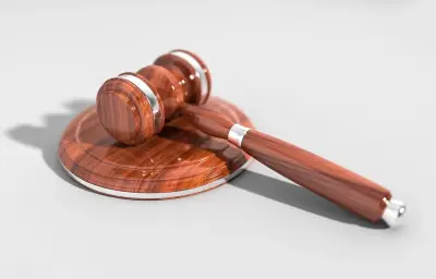 Manège bloqué : 275 000 dollars chacune pour deux adolescentes