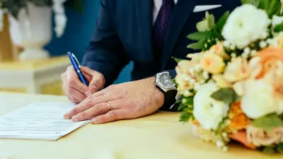Mariée sauve l'adjoint au maire avec un défibrillateur à Salses