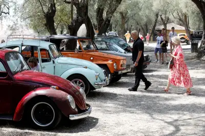 À Menton, la 36e édition du Sun Cox Azur célèbre la passion des vieilles Volkswagen