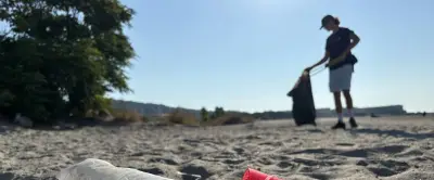 Mégots et déchets : les saisonniers de Sète à l'assaut des plages