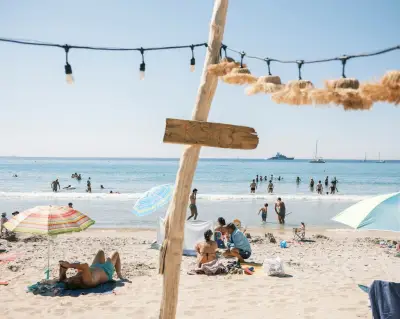 Montée des eaux à La Ciotat : restaurateurs et autorités s’affrontent sur la plage