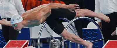 Natation : les Bleus décrochent l'or en relais mixte, trois médailles