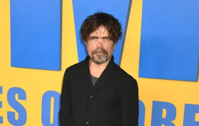 Naughty : Aniston et Dinklage dans une comédie de Noël déjantée