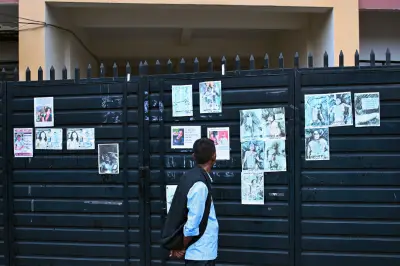 Népal : désespoir des familles devant le QG des secours