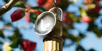 Ombrelle, lampe de mineur, moulin à café, director's chair : le retour