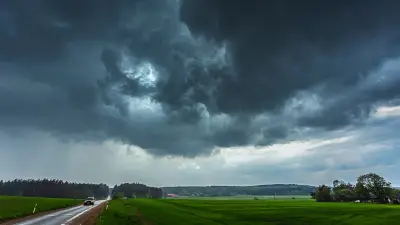 Orages : 10 départements en vigilance orange, rafales jusqu'à 100 km/h lundi