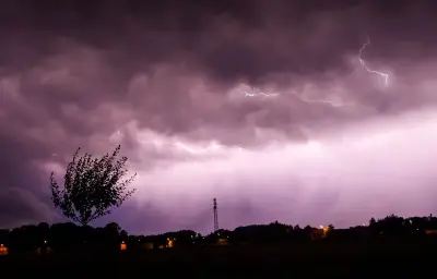 Orages : neuf départements en vigilance orange lundi