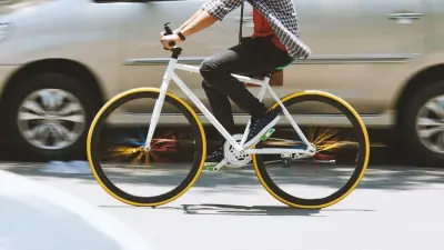 Paris : un cycliste poignardé au cou par un automobiliste