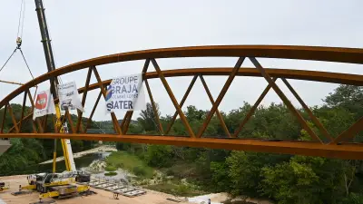 Passerelle de 123 m sur la Cèze : pose de la partie centrale à Bagnols