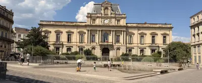 Place de la Préfecture à Montpellier : le manque d'arbres fait débat